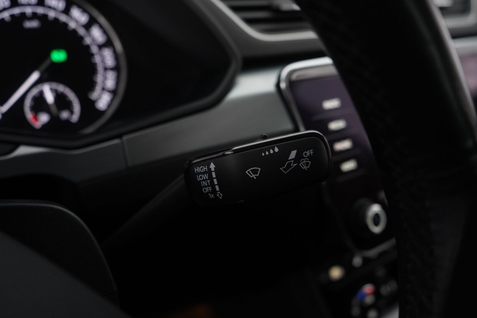 Skoda Superb 2019 1,5 TSI ACT Ambition BusinessLine DSG Autom. *Webasto / Koukku / Sähkökontti / Tutkat / Navi* - Merkkihuollettu / Kahdet vanteet / Seuraava katsastus 12/2026