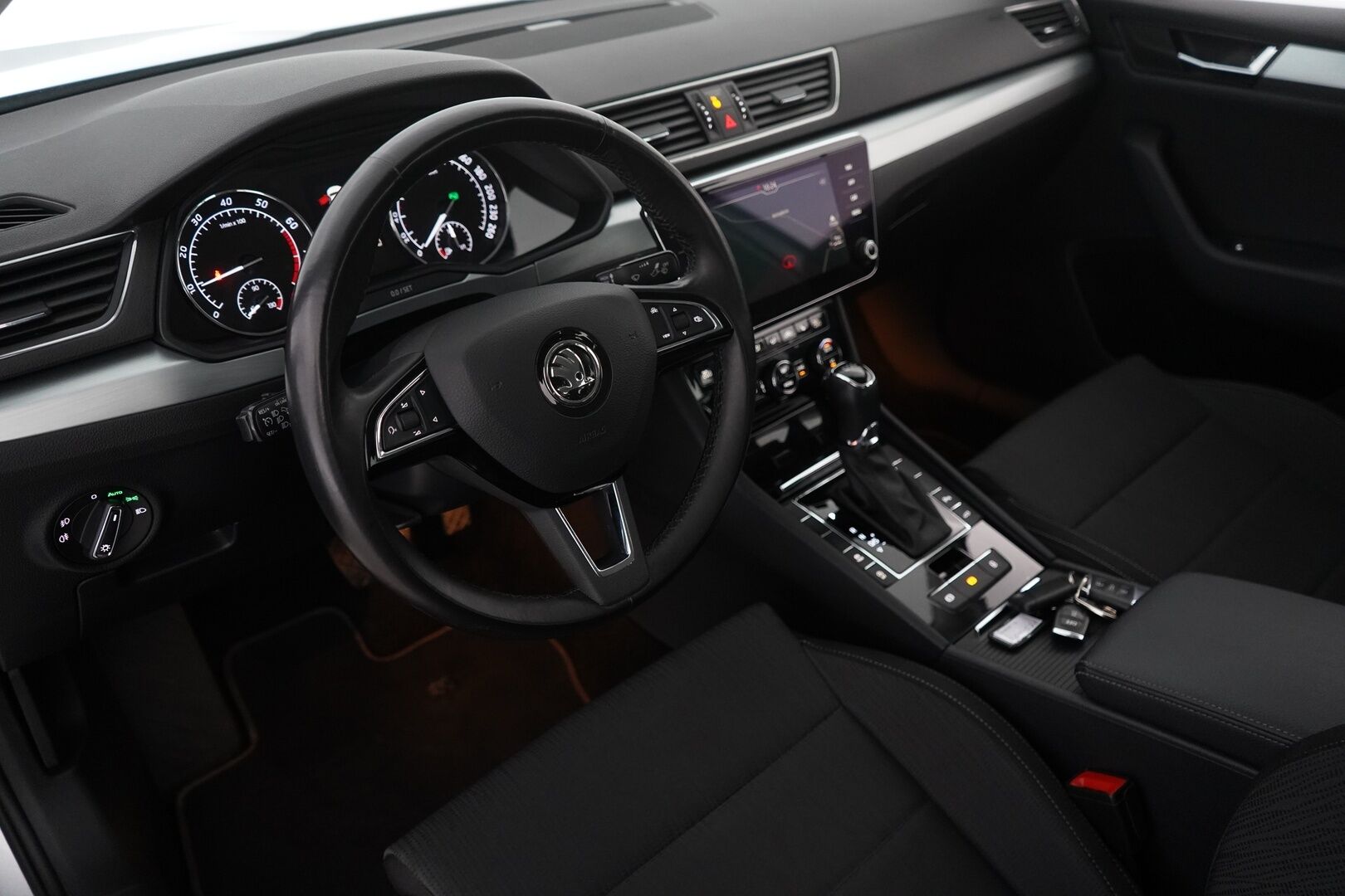Skoda Superb 2019 1,5 TSI ACT Ambition BusinessLine DSG Autom. *Webasto / Koukku / Sähkökontti / Tutkat / Navi* - Merkkihuollettu / Kahdet vanteet / Seuraava katsastus 12/2026