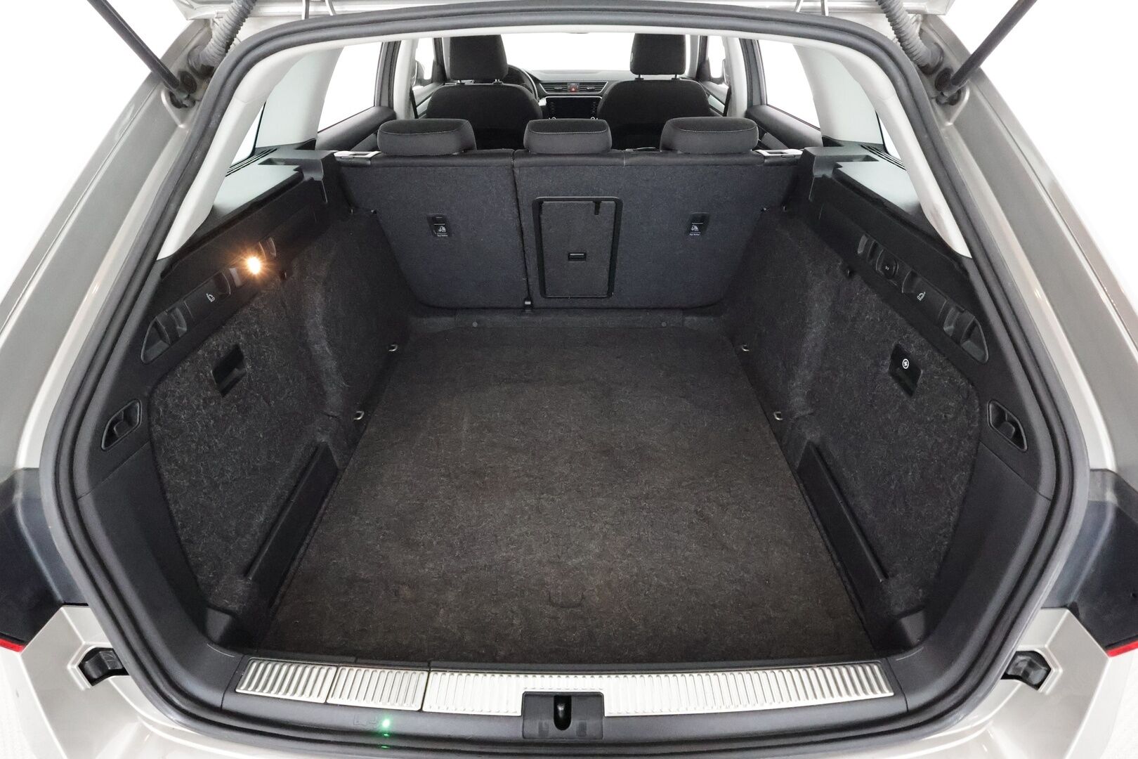 Skoda Superb 2019 Combi 1,5 TSI ACT Ambition BusinessLine DSG * Vakkari / P.tutkat / Koukku / Webasto / KeylessGo * - Suomi-auto / Kahdet renkaat aluvanteilla - HULLU BLACKWEEK KORKOTARJOUS 2,49%