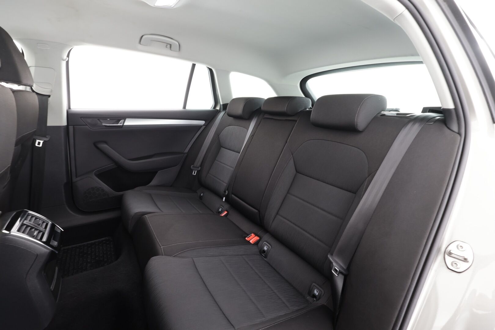 Skoda Superb 2019 Combi 1,5 TSI ACT Ambition BusinessLine DSG * Vakkari / P.tutkat / Koukku / Webasto / KeylessGo * - Suomi-auto / Kahdet renkaat aluvanteilla - HULLU BLACKWEEK KORKOTARJOUS 2,49%