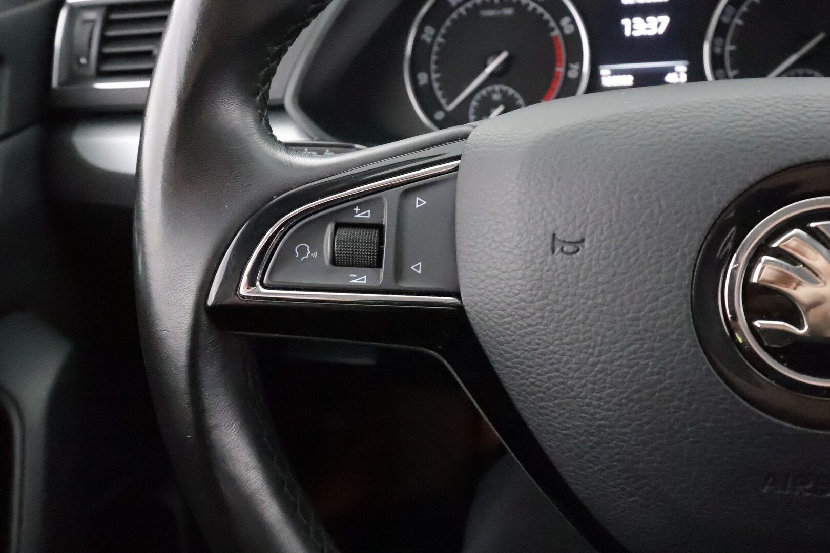 Skoda Superb 2019 Combi 1,5 TSI ACT Ambition BusinessLine DSG * Vakkari / P.tutkat / Koukku / Webasto / KeylessGo * - Suomi-auto / Kahdet renkaat aluvanteilla - HULLU BLACKWEEK KORKOTARJOUS 2,49%