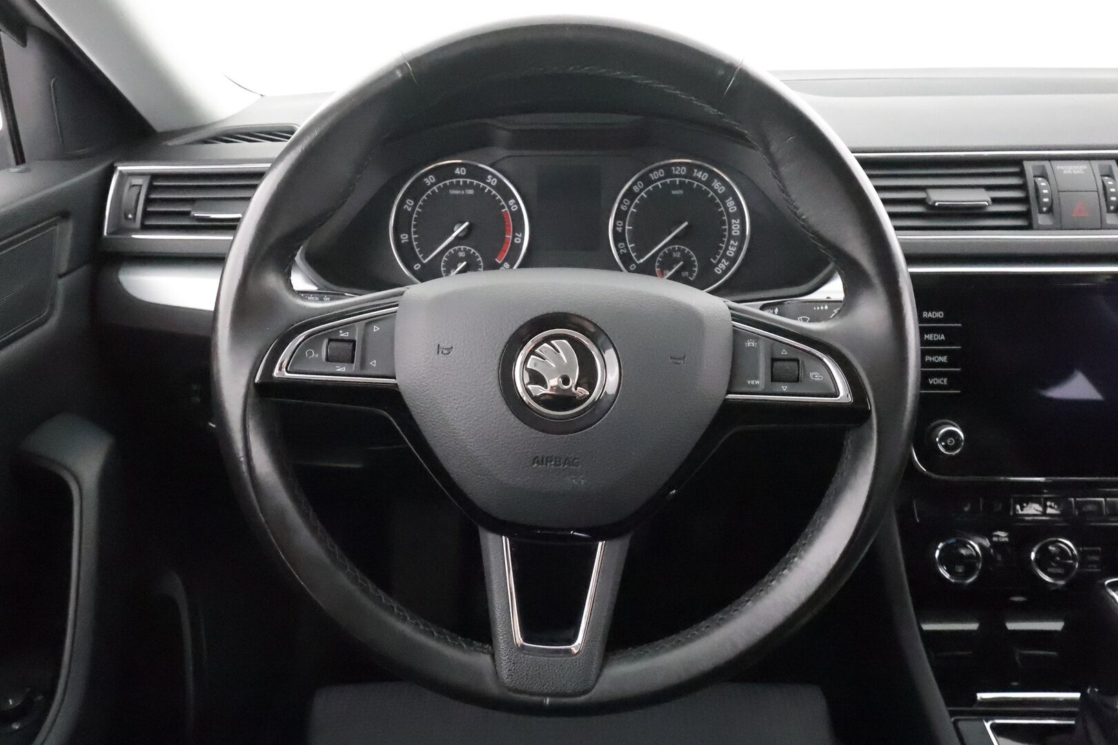 Skoda Superb 2019 Combi 1,5 TSI ACT Ambition BusinessLine DSG * Vakkari / P.tutkat / Koukku / Webasto / KeylessGo * - Suomi-auto / Kahdet renkaat aluvanteilla - HULLU BLACKWEEK KORKOTARJOUS 2,49%