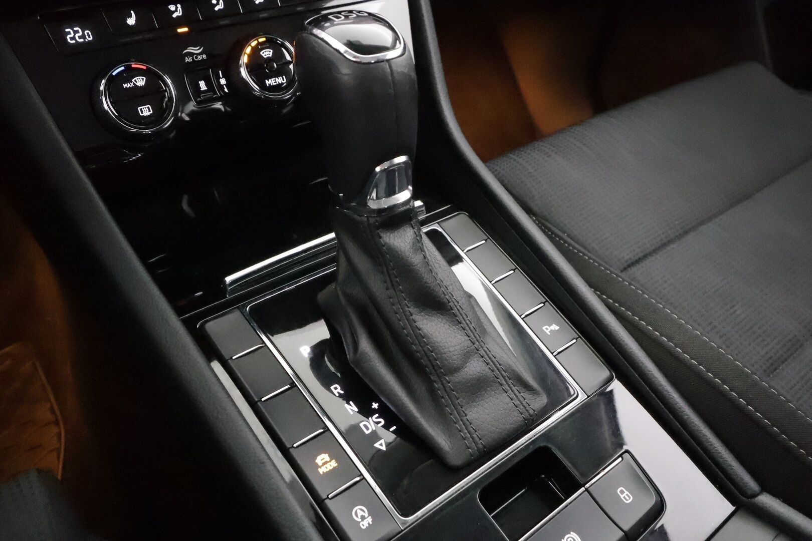 Skoda Superb 2019 Combi 1,5 TSI ACT Ambition BusinessLine DSG * Vakkari / P.tutkat / Koukku / Webasto / KeylessGo * - Suomi-auto / Kahdet renkaat aluvanteilla - HULLU BLACKWEEK KORKOTARJOUS 2,49%