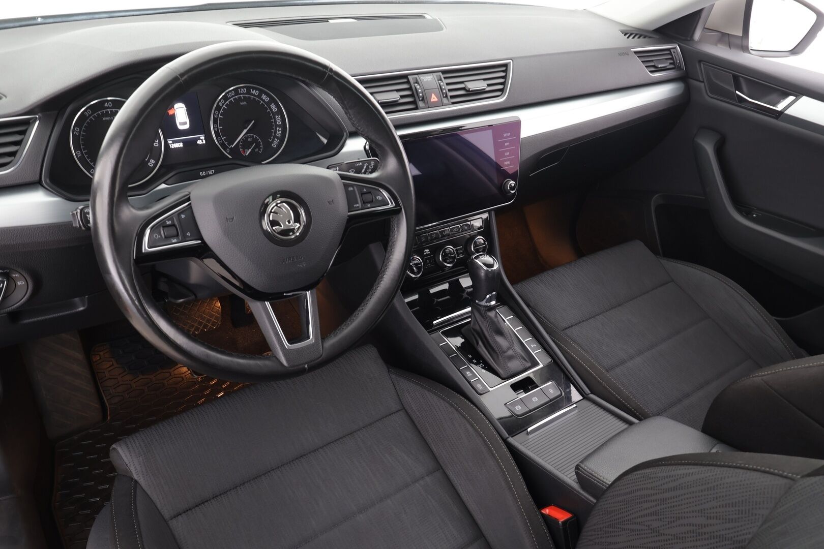 Skoda Superb 2019 Combi 1,5 TSI ACT Ambition BusinessLine DSG * Vakkari / P.tutkat / Koukku / Webasto / KeylessGo * - Suomi-auto / Kahdet renkaat aluvanteilla - HULLU BLACKWEEK KORKOTARJOUS 2,49%