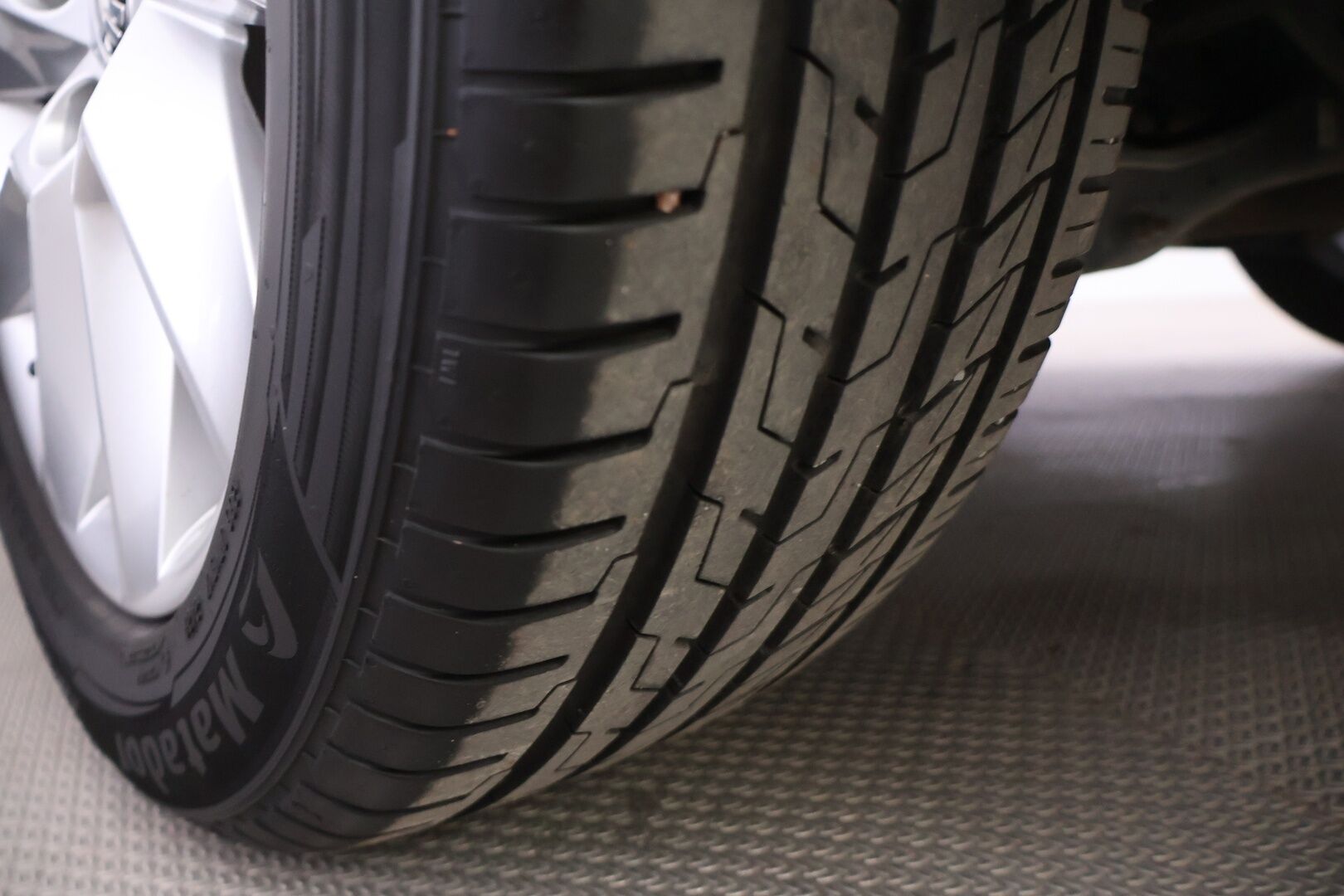 Skoda Superb 2018 Combi 1,5 TSI ACT Style BusinessLine DSG Autom. * ACC / Canton / Webasto / Vetokoukku / P.Kamera ja tutkat / Sähkökontti * - 2x renkaat ja vanteet 