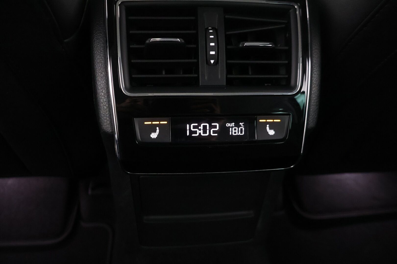 Skoda Superb 2018 Combi 1,5 TSI ACT Style BusinessLine DSG Autom. * ACC / Canton / Webasto / Vetokoukku / P.Kamera ja tutkat / Sähkökontti * - 2x renkaat ja vanteet 