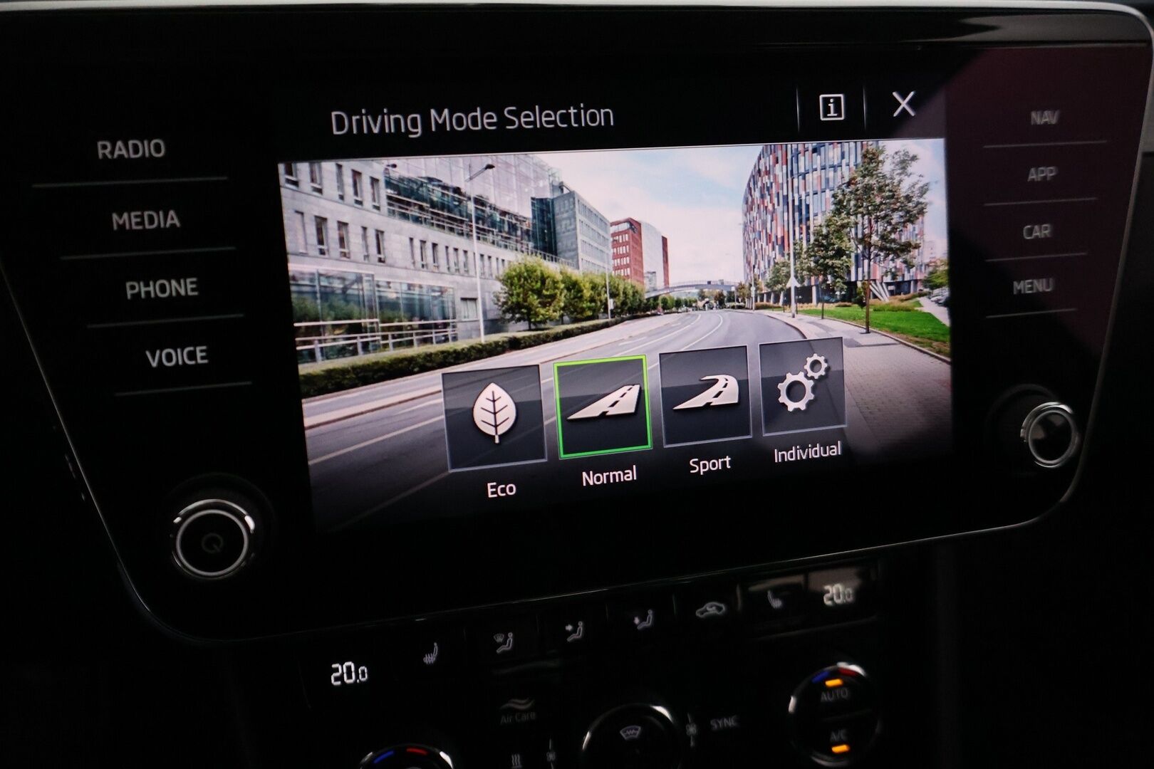 Skoda Superb 2018 Combi 1,5 TSI ACT Style BusinessLine DSG Autom. * ACC / Canton / Webasto / Vetokoukku / P.Kamera ja tutkat / Sähkökontti * - 2x renkaat ja vanteet 