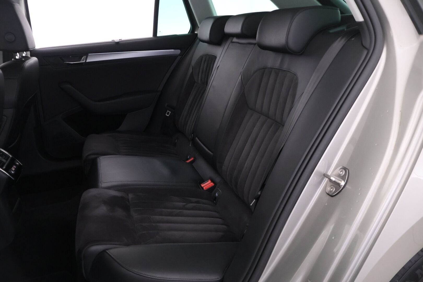 Skoda Superb 2018 Combi 1,5 TSI ACT Style BusinessLine DSG Autom. * ACC / Canton / Webasto / Vetokoukku / P.Kamera ja tutkat / Sähkökontti * - 2x renkaat ja vanteet 