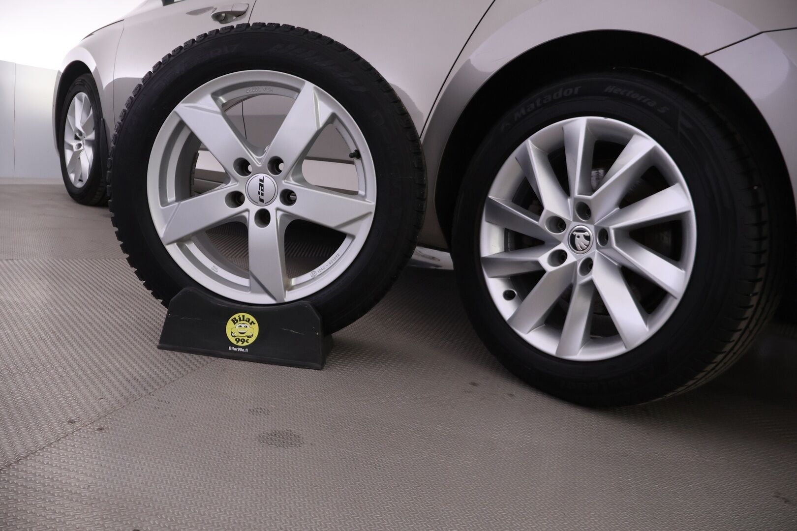 Skoda Superb 2018 Combi 1,5 TSI ACT Style BusinessLine DSG Autom. * ACC / Canton / Webasto / Vetokoukku / P.Kamera ja tutkat / Sähkökontti * - 2x renkaat ja vanteet 