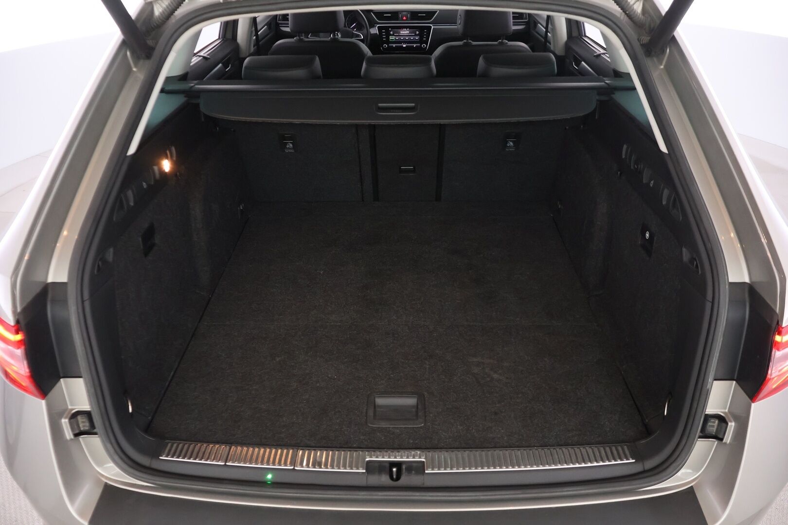 Skoda Superb 2018 Combi 1,5 TSI ACT Style BusinessLine DSG Autom. * ACC / Canton / Webasto / Vetokoukku / P.Kamera ja tutkat / Sähkökontti * - 2x renkaat ja vanteet 