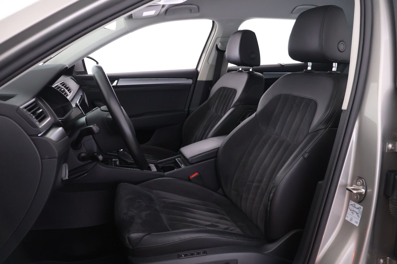 Skoda Superb 2018 Combi 1,5 TSI ACT Style BusinessLine DSG Autom. * ACC / Canton / Webasto / Vetokoukku / P.Kamera ja tutkat / Sähkökontti * - 2x renkaat ja vanteet 