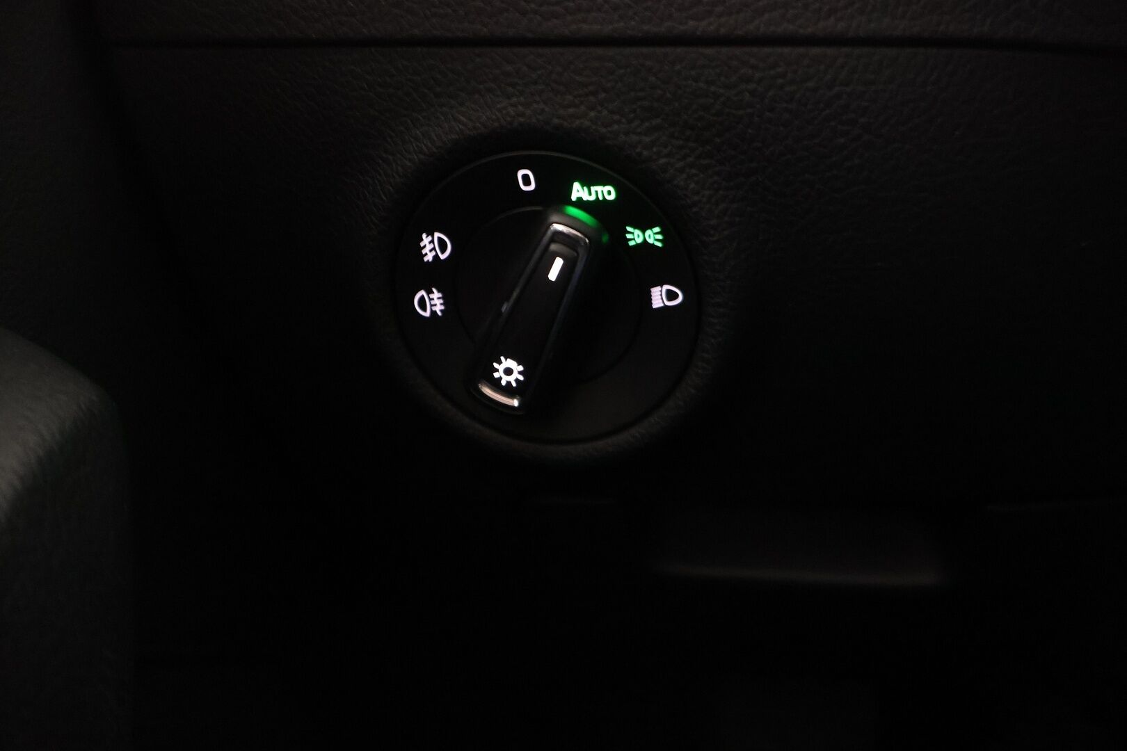 Skoda Superb 2018 Combi 1,5 TSI ACT Style BusinessLine DSG Autom. * ACC / Canton / Webasto / Vetokoukku / P.Kamera ja tutkat / Sähkökontti * - 2x renkaat ja vanteet 