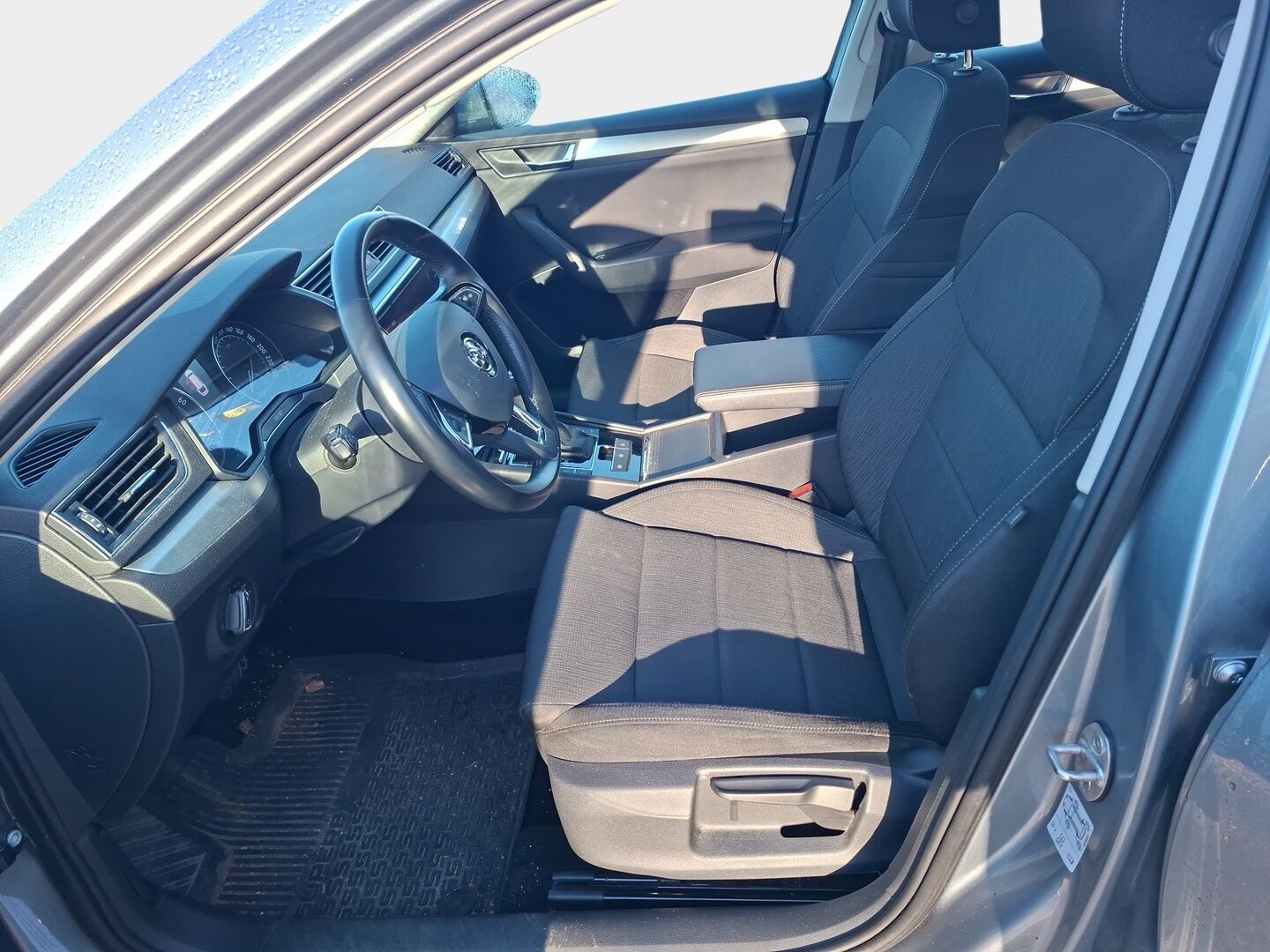 Skoda Superb 2019 Combi 1,5 TSI ACT Ambition BusinessLine DSG Autom. * Suomi-auto / Vakkari / Kessy / Lämm. tuulilasi / P.kamera, tutkat * - * Hyvällä pidolla ollut, juuri huollettu Suomi-Combi! 2 x renkaat ja vanteet. Jakohihna vaihdettu! *