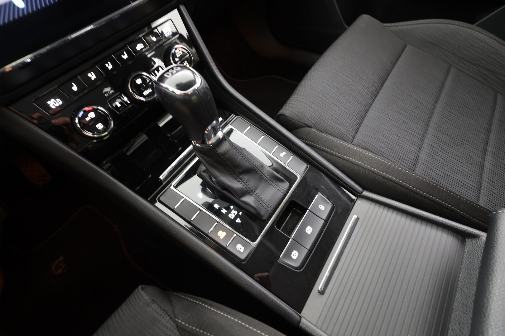 Skoda Superb 2019 1,5 TSI ACT Ambition BusinessLine DSG Autom. - | ACC | Webasto | Koukku | Xenon | P.Kamera | Ratinlämmitys | Digimittaristo | Apple&Android | Suomi-auto | Kahdet Renkaat |