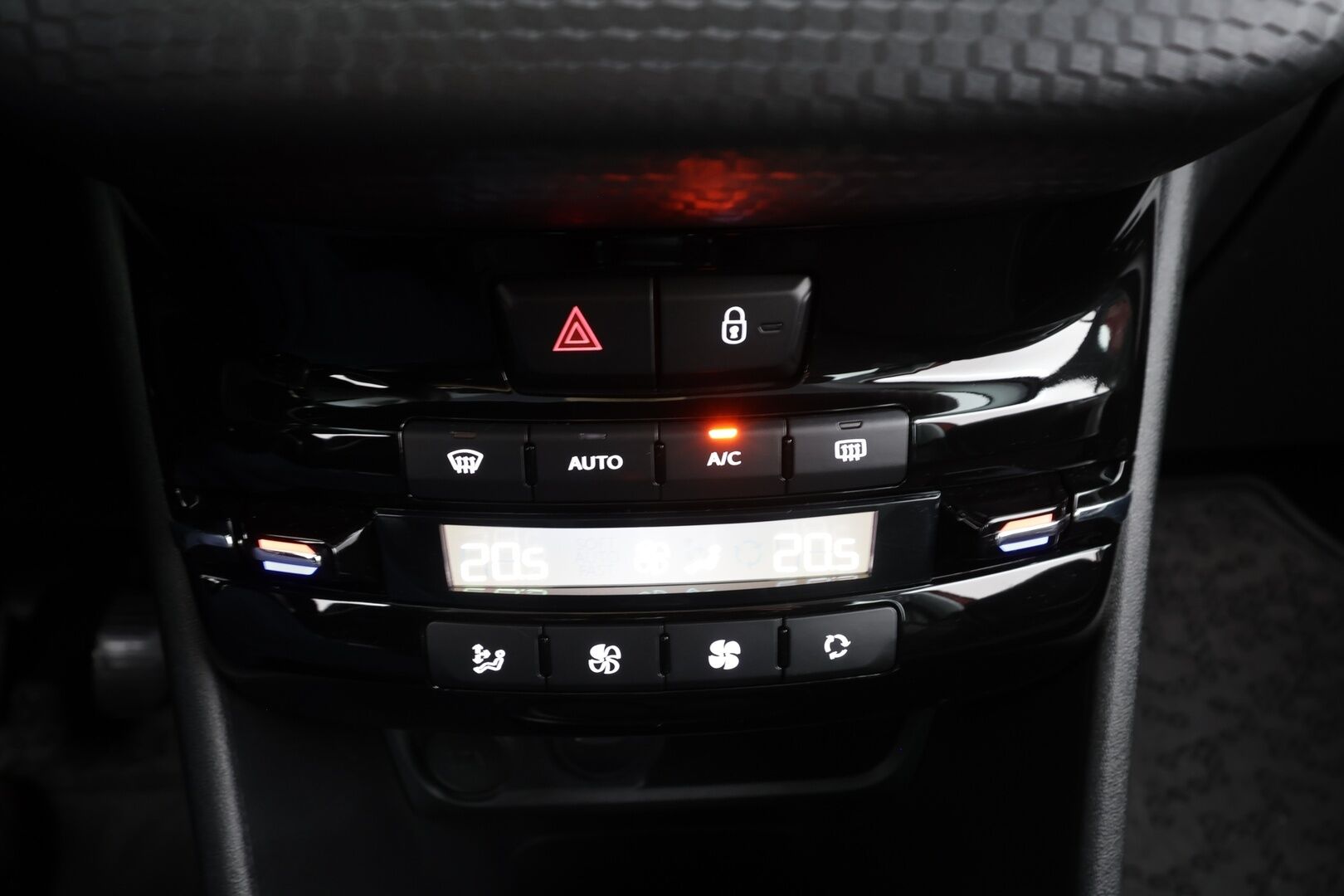 Peugeot 2008 2018 Motion PureTech 82 * Vakkari / Sisätilanlämmitin / P.Kamera / Bluetooth / Aut.Ilmastointi * - Suomi-auto / Kahdet renkaat / Merkkihuollettu! - Osta nyt, maksa vasta ensi vuonna