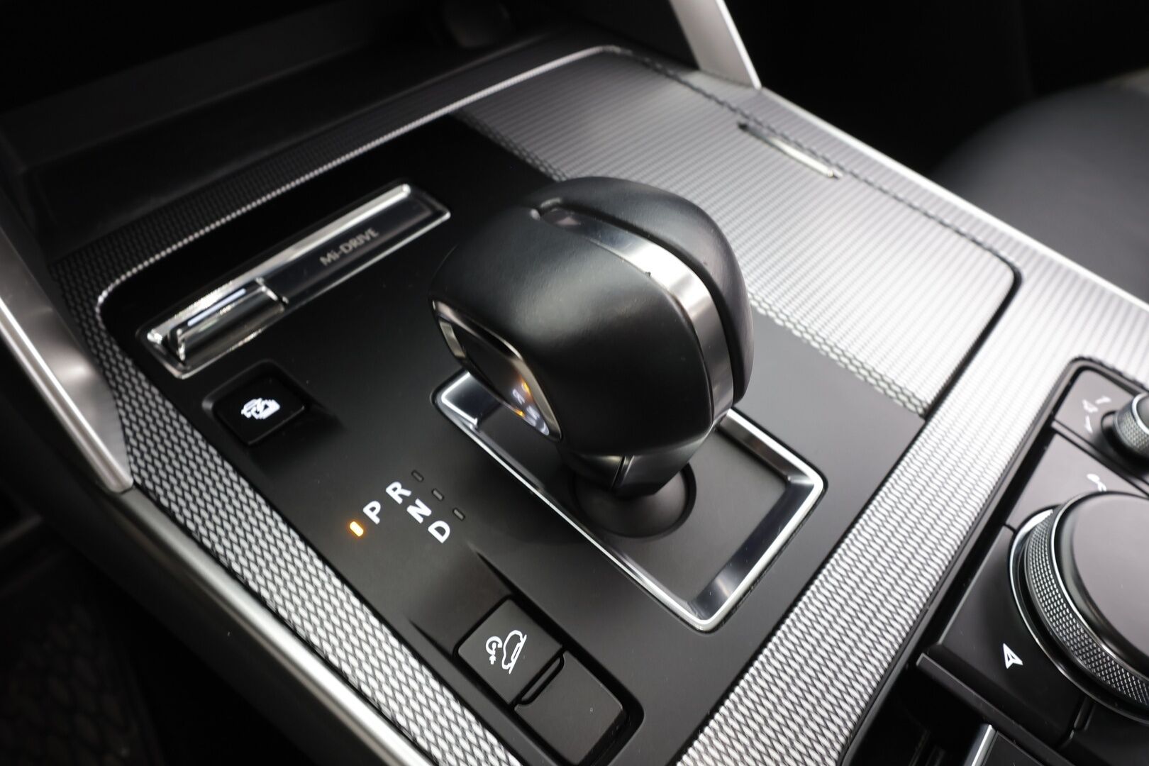 Mazda CX-60 2023 2.5 PHEV 8AT AWD Homura Comfort, Driver Assistance * ACC / HUD / Muistipenkki / P.kamera / Ilmastoidut nahat / Navi * - 1.Om Suomi-auto / Akku kuntotarkastettu SoH 94% / Kahdet renkaat aluvanteilla / Merkkihuollettu / Juuri huollettu!