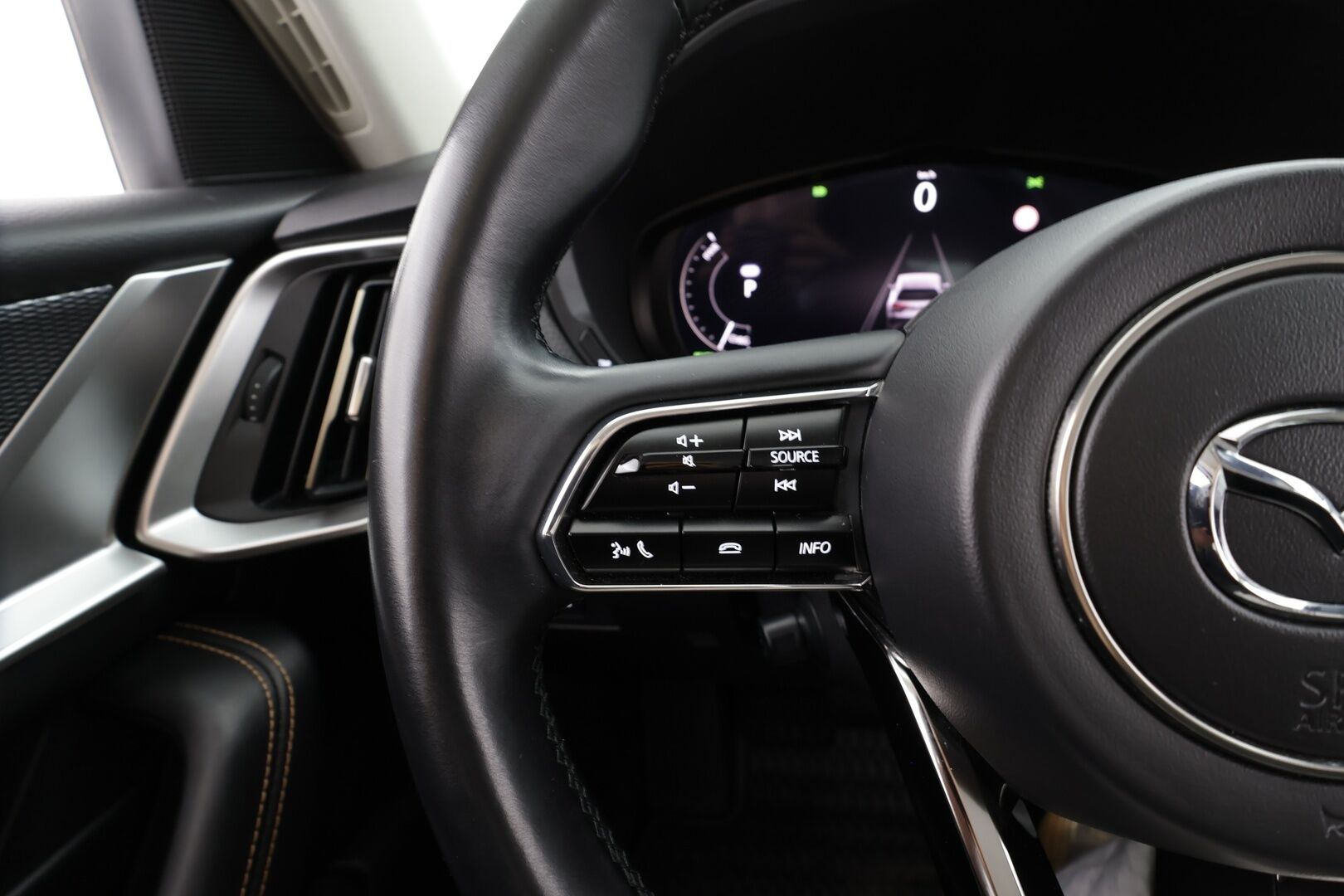 Mazda CX-60 2023 2.5 PHEV 8AT AWD Homura Comfort, Driver Assistance * ACC / HUD / Muistipenkki / P.kamera / Ilmastoidut nahat / Navi * - 1.Om Suomi-auto / Akku kuntotarkastettu SoH 94% / Kahdet renkaat aluvanteilla / Merkkihuollettu / Juuri huollettu!