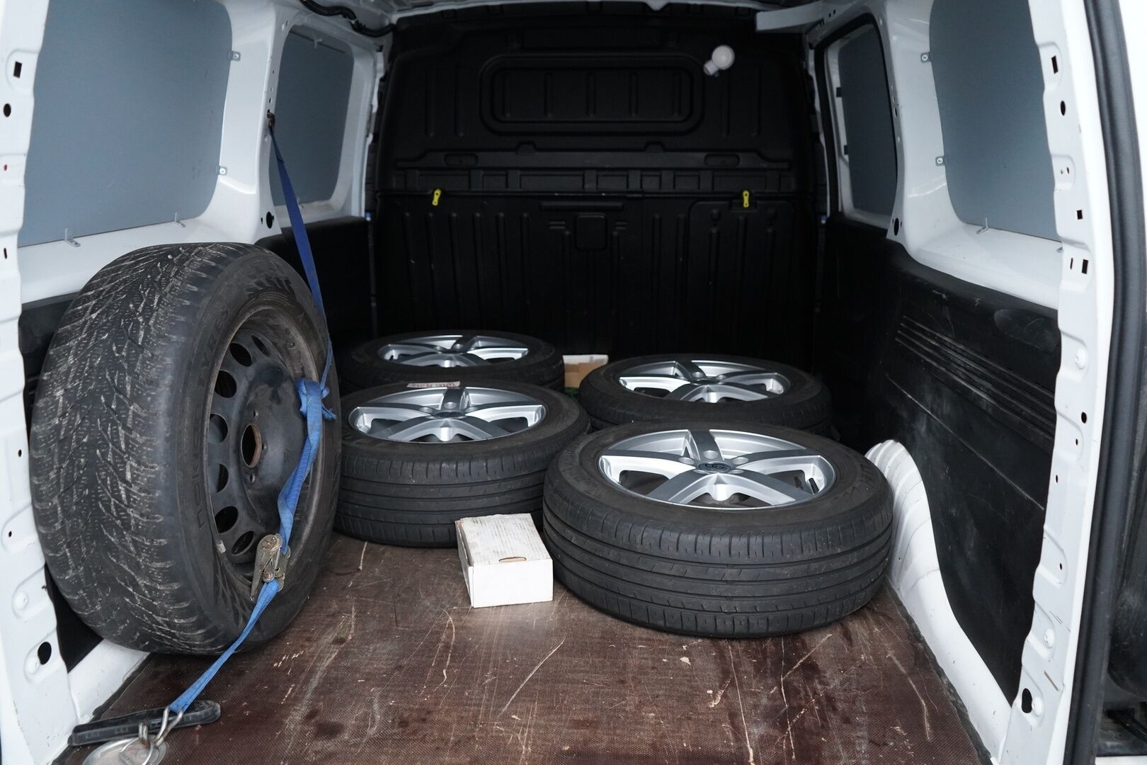 Opel Combo 2019 Cargo XL Enjoy 1,5 Diesel Turbo S/S 75 kW MT5 *Webasto / Vakkari / Koukku / Kamera / Tutkat / Läm.tuulilasi* - Säntillinen huoltokirja / Kahdet renkaat vanteineen / Siisti / Seuraava katsastus 24.5.2027