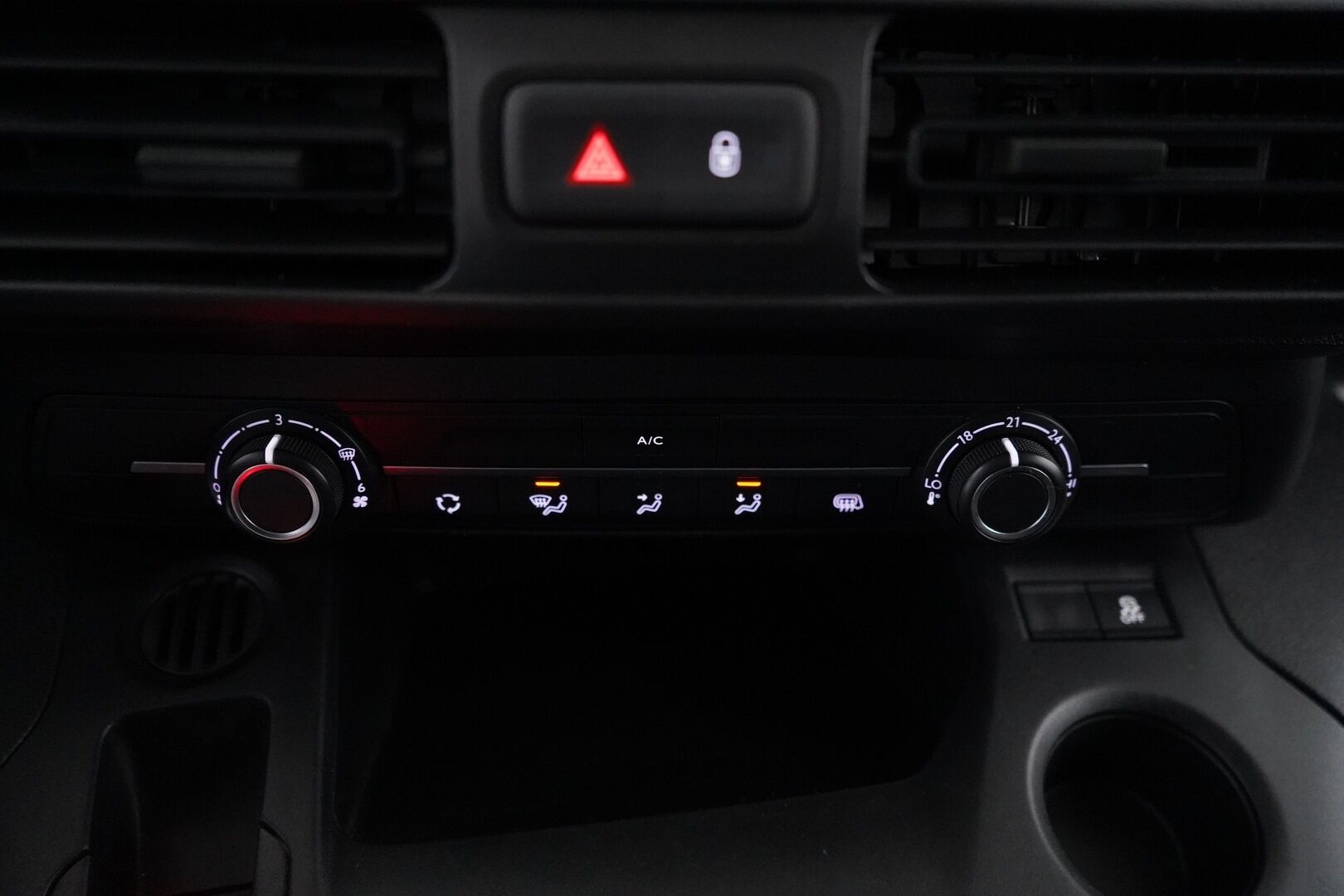 Opel Combo 2019 Cargo XL Enjoy 1,5 Diesel Turbo S/S 75 kW MT5 *Webasto / Vakkari / Koukku / Kamera / Tutkat / Läm.tuulilasi* - Säntillinen huoltokirja / Kahdet renkaat vanteineen / Siisti / Seuraava katsastus 24.5.2027