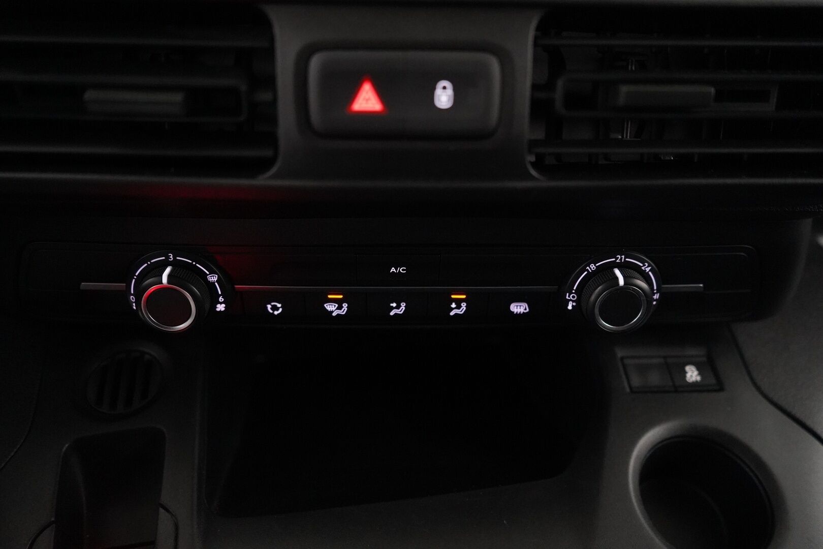 Opel Combo 2019 Cargo XL Enjoy 1,5 Diesel Turbo S/S 75 kW MT5 *Webasto / Vakkari / Koukku / Kamera / Tutkat / Läm.tuulilasi* - Säntillinen huoltokirja / Kahdet renkaat vanteineen / Siisti / Seuraava katsastus 24.5.2027