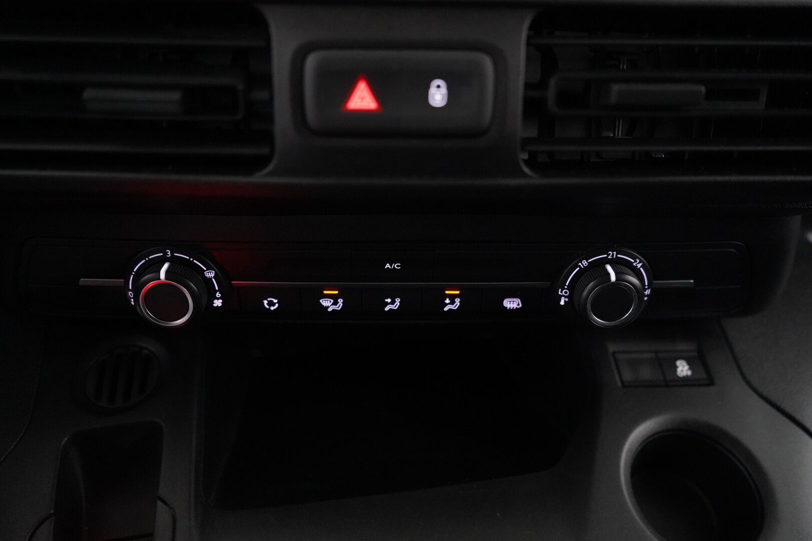 Opel Combo 2019 Cargo XL Enjoy 1,5 Diesel Turbo S/S 75 kW MT5 *Webasto / Vakkari / Koukku / Kamera / Tutkat / Läm.tuulilasi* - Säntillinen huoltokirja / Kahdet renkaat vanteineen / Siisti / Seuraava katsastus 24.5.2027