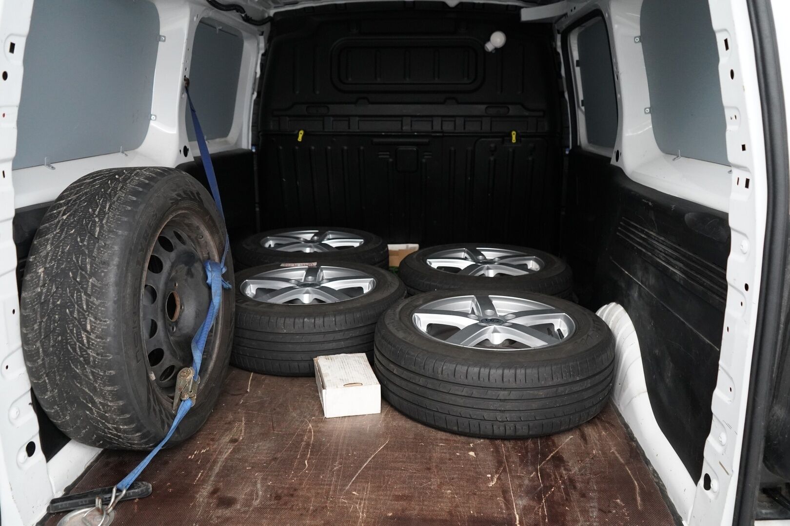 Opel Combo 2019 Cargo XL Enjoy 1,5 Diesel Turbo S/S 75 kW MT5 *Webasto / Vakkari / Koukku / Kamera / Tutkat / Läm.tuulilasi* - Säntillinen huoltokirja / Kahdet renkaat vanteineen / Siisti / Seuraava katsastus 24.5.2027