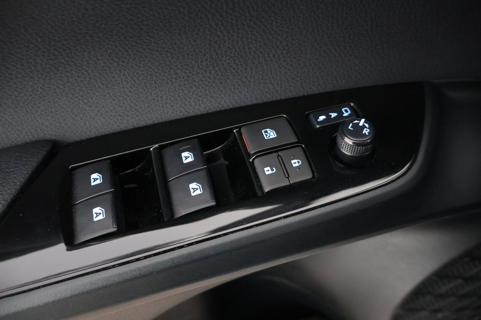 Toyota Prius 2018 Business - Adapt.vakkari | JBL | Lohko+sisäp | HUD | P.kamera | Navigointi | Juuri huollettu!
