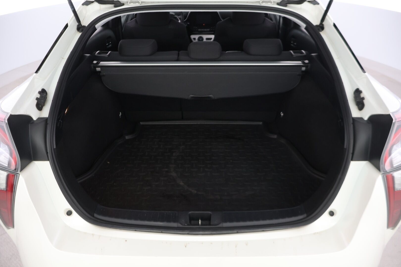 Toyota Prius 2018 Business - Adapt.vakkari | JBL | Lohko+sisäp | HUD | P.kamera | Navigointi | Juuri huollettu!