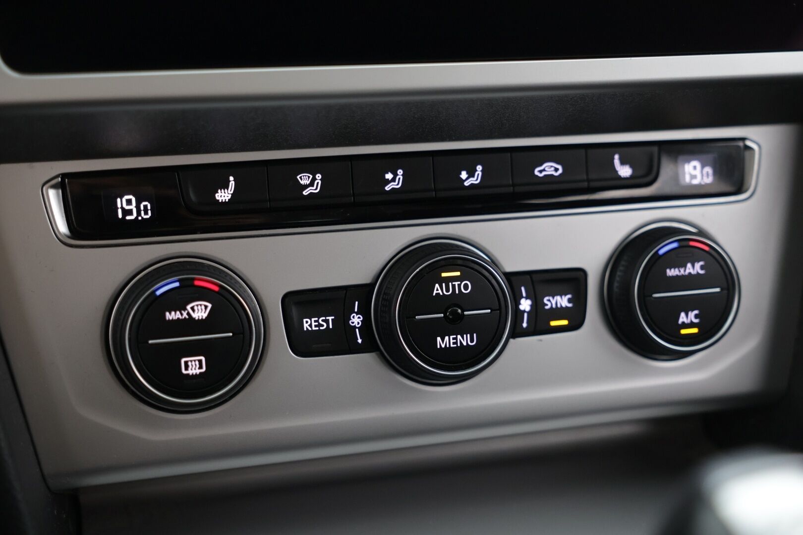 Volkswagen Passat 2019 Variant Comfortline 1,5 TSI EVO 110 kW (150 hv) DSG-automaatti - | Adaptiivinen vakionopeudensäädin | Lohkolämmitin sispistokkeella | 3-alue ilmastointi | Sähkökontti | Carplay