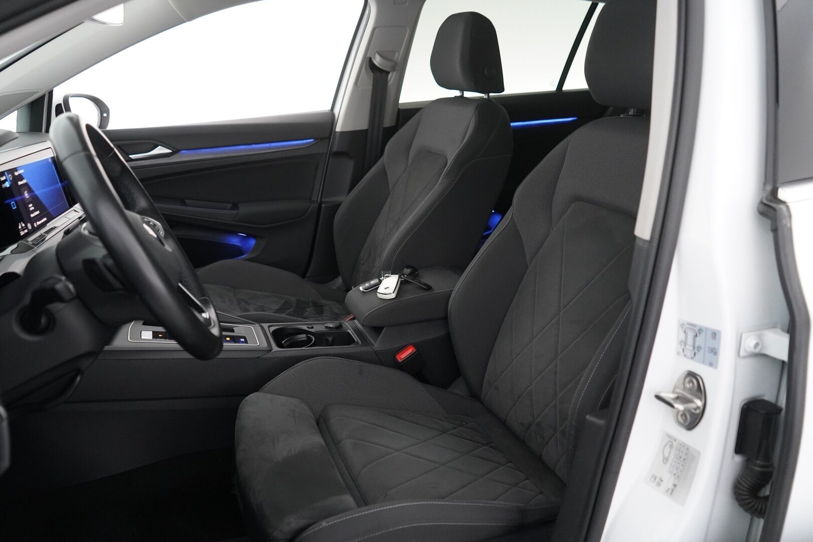 Volkswagen Golf 2020 First Edition Style 1,5 eTSI 110 kW (MHEV) DSG-automaatti *ACC / Webasto / Muistipenkki / Panoraama / Ratinlämmitin* - Seuraava katsastus 26.4.2027 / 2x Continentalin renkaat sekä 2x alumiinivanteet / Siisti