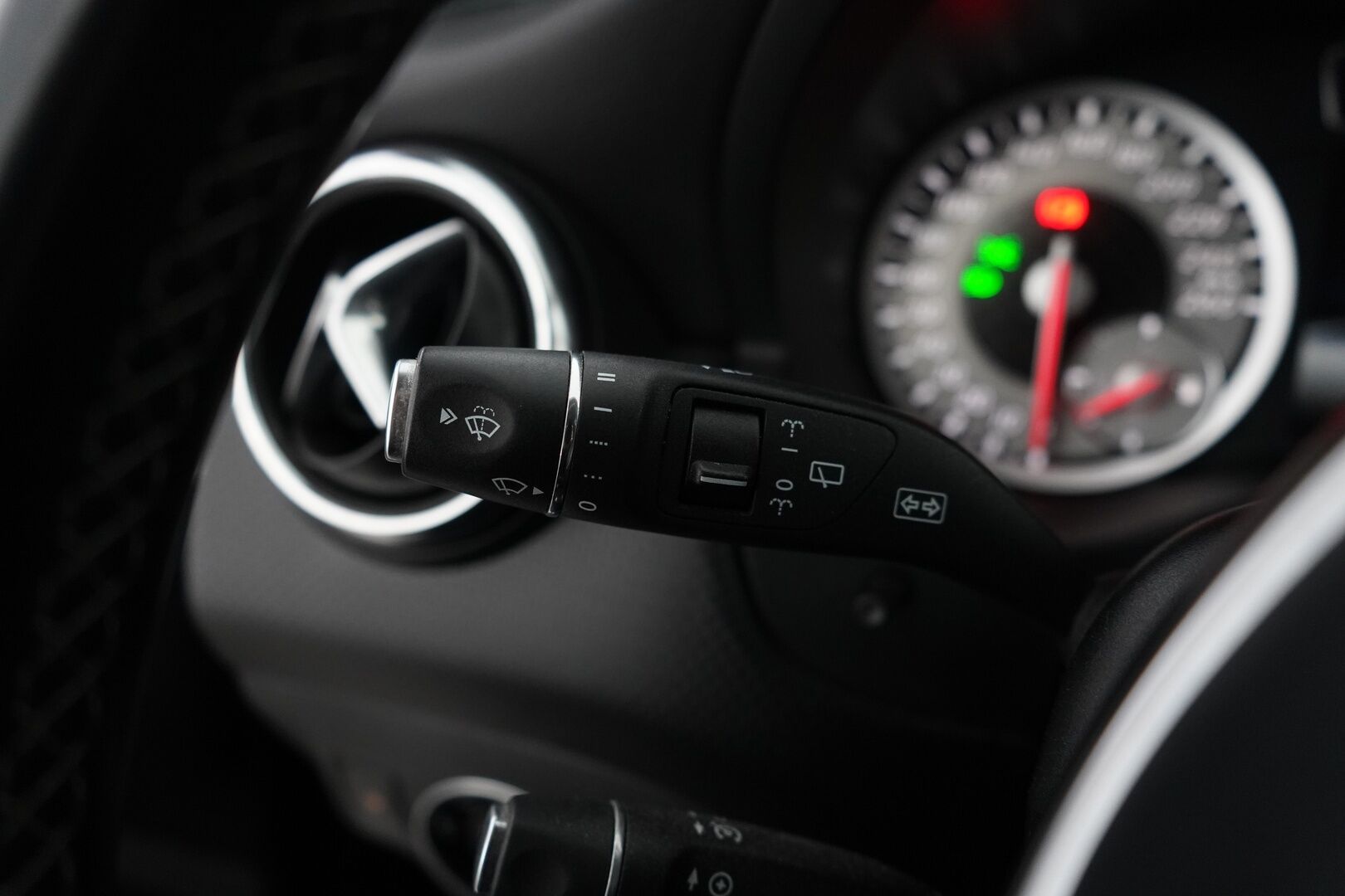 Mercedes-Benz A 2014 250 4Matic A Premium Business * KATSO MIHIN HINTAAN NELIVETO / Lohko / Vakkari / Peruutuskamera / Sportpenkit / 2 Renkaat* - KATSO KAMPANJAHINTA!  / Kahdet Alumiinivanteet / Siistikuntoinen neliveto / Perä uusittu juuri! - HULLU BLACKWEEK KORKOTARJOUS 2,49%