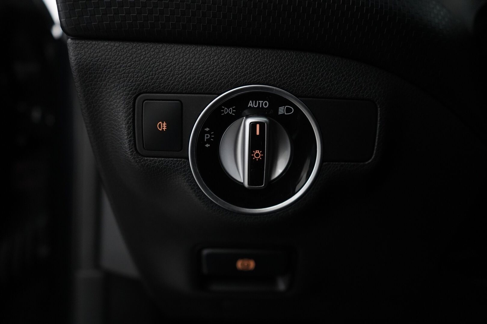 Mercedes-Benz A 2014 250 4Matic A Premium Business * KATSO MIHIN HINTAAN NELIVETO / Lohko / Vakkari / Peruutuskamera / Sportpenkit / 2 Renkaat* - KATSO KAMPANJAHINTA!  / Kahdet Alumiinivanteet / Siistikuntoinen neliveto / Perä uusittu juuri! - HULLU BLACKWEEK KORKOTARJOUS 2,49%