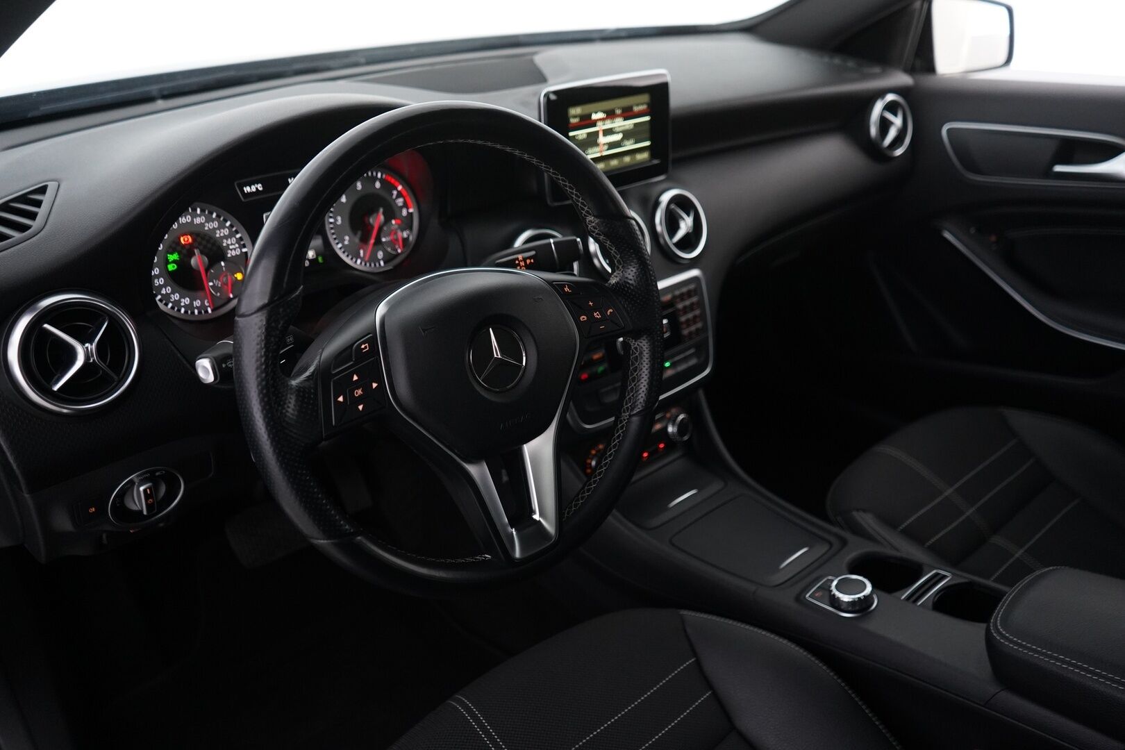 Mercedes-Benz A 2014 250 4Matic A Premium Business * KATSO MIHIN HINTAAN NELIVETO / Lohko / Vakkari / Peruutuskamera / Sportpenkit / 2 Renkaat* - KATSO KAMPANJAHINTA!  / Kahdet Alumiinivanteet / Siistikuntoinen neliveto / Perä uusittu juuri! - HULLU BLACKWEEK KORKOTARJOUS 2,49%