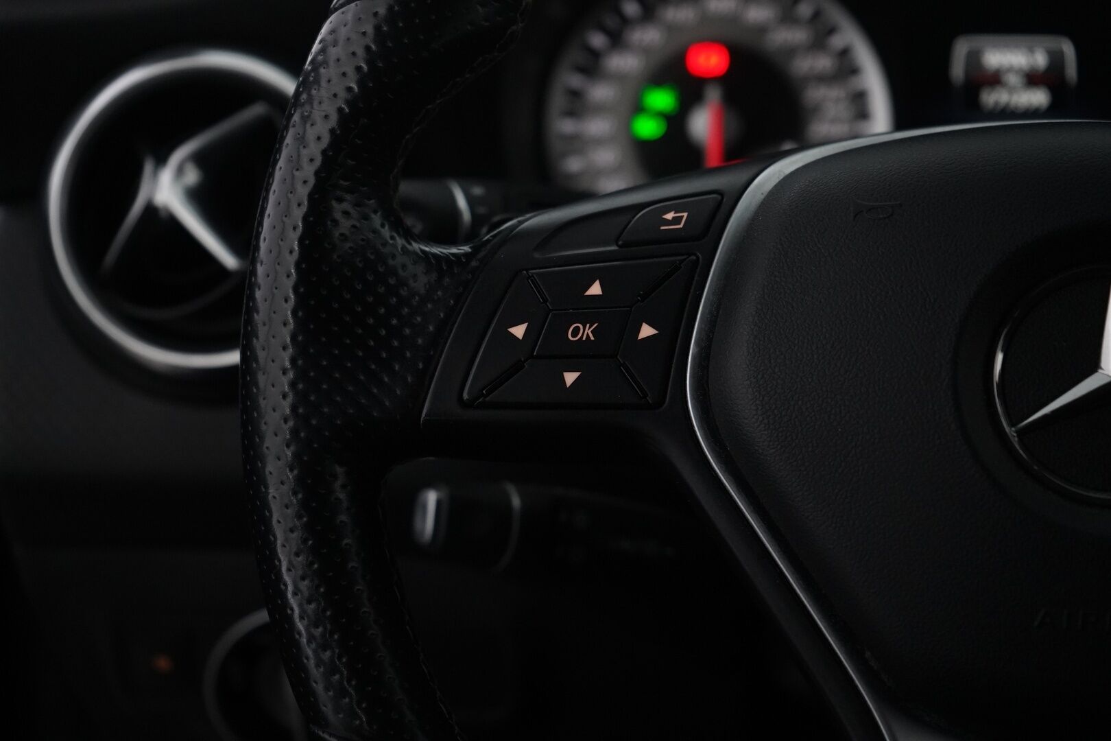 Mercedes-Benz A 2014 250 4Matic A Premium Business * KATSO MIHIN HINTAAN NELIVETO / Lohko / Vakkari / Peruutuskamera / Sportpenkit / 2 Renkaat* - KATSO KAMPANJAHINTA!  / Kahdet Alumiinivanteet / Siistikuntoinen neliveto / Perä uusittu juuri! - HULLU BLACKWEEK KORKOTARJOUS 2,49%