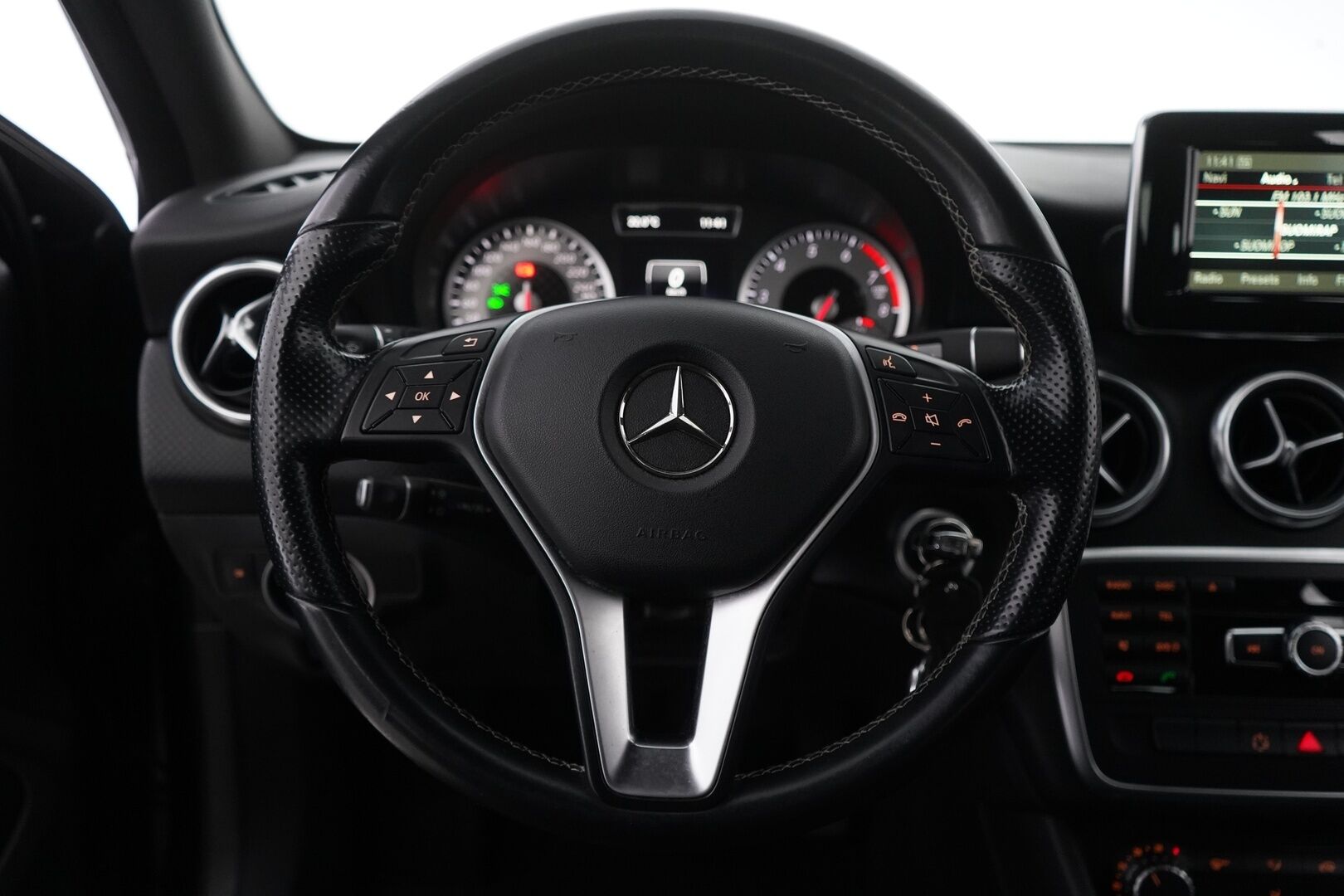 Mercedes-Benz A 2014 250 4Matic A Premium Business * KATSO MIHIN HINTAAN NELIVETO / Lohko / Vakkari / Peruutuskamera / Sportpenkit / 2 Renkaat* - KATSO KAMPANJAHINTA!  / Kahdet Alumiinivanteet / Siistikuntoinen neliveto / Perä uusittu juuri! - HULLU BLACKWEEK KORKOTARJOUS 2,49%