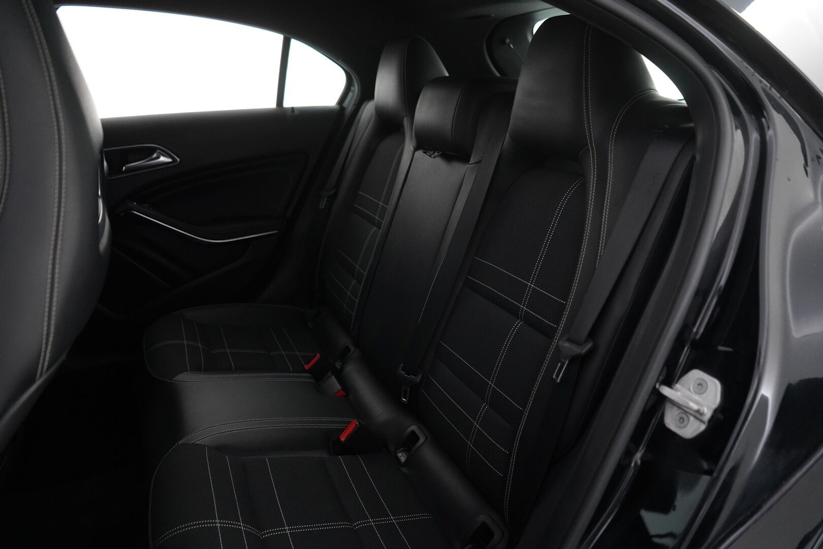 Mercedes-Benz A 2014 250 4Matic A Premium Business * KATSO MIHIN HINTAAN NELIVETO / Lohko / Vakkari / Peruutuskamera / Sportpenkit / 2 Renkaat* - KATSO KAMPANJAHINTA!  / Kahdet Alumiinivanteet / Siistikuntoinen neliveto / Perä uusittu juuri! - HULLU BLACKWEEK KORKOTARJOUS 2,49%