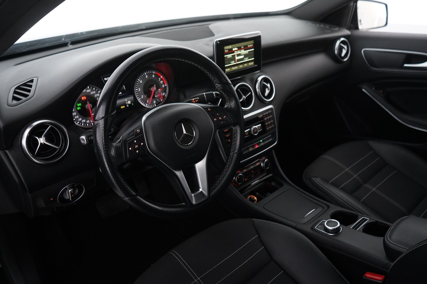 Mercedes-Benz A 2014 250 4Matic A Premium Business * KATSO MIHIN HINTAAN NELIVETO / Lohko / Vakkari / Peruutuskamera / Sportpenkit / 2 Renkaat* - Kahdet Alumiinivanteet / Siistikuntoinen / Perä uusittu juuri!