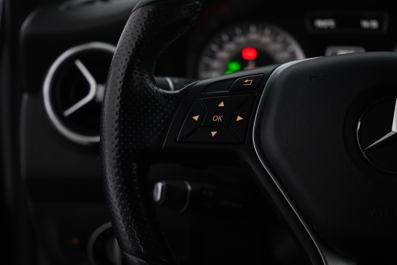 Mercedes-Benz A 2014 250 4Matic A Premium Business * KATSO MIHIN HINTAAN NELIVETO / Lohko / Vakkari / Peruutuskamera / Sportpenkit / 2 Renkaat* - KATSO KAMPANJAHINTA!  / Kahdet Alumiinivanteet / Siistikuntoinen neliveto / Perä uusittu juuri! - HULLU BLACKWEEK KORKOTARJOUS 2,49%