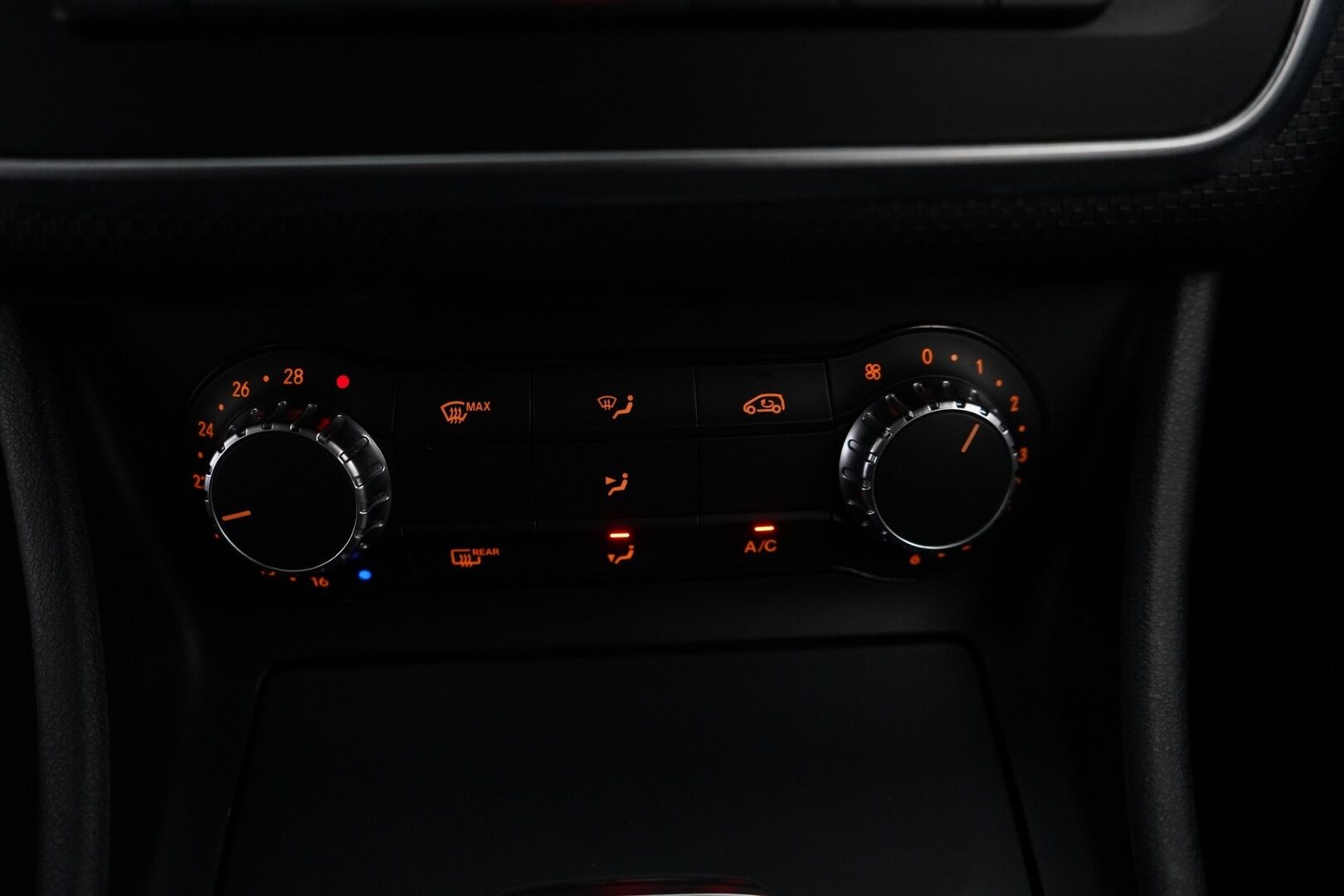 Mercedes-Benz A 2014 250 4Matic A Premium Business * KATSO MIHIN HINTAAN NELIVETO / Lohko / Vakkari / Peruutuskamera / Sportpenkit / 2 Renkaat* - KATSO KAMPANJAHINTA!  / Kahdet Alumiinivanteet / Siistikuntoinen neliveto / Perä uusittu juuri! - HULLU BLACKWEEK KORKOTARJOUS 2,49%