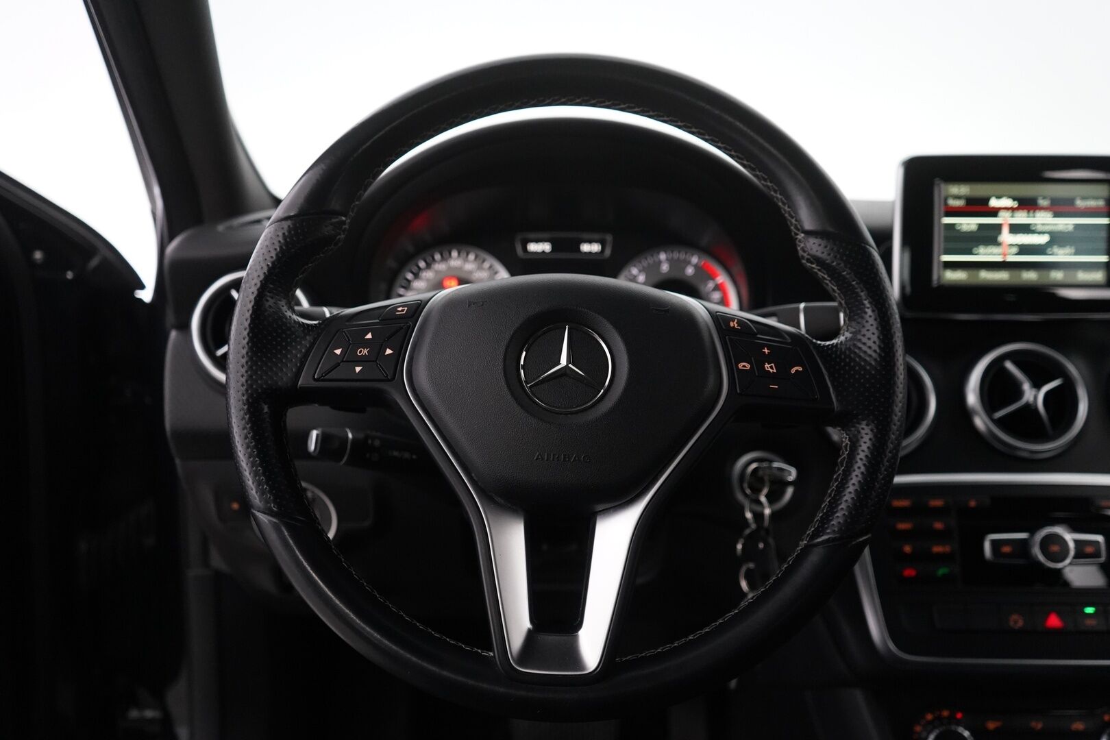 Mercedes-Benz A 2014 250 4Matic A Premium Business * KATSO MIHIN HINTAAN NELIVETO / Lohko / Vakkari / Peruutuskamera / Sportpenkit / 2 Renkaat* - KATSO KAMPANJAHINTA!  / Kahdet Alumiinivanteet / Siistikuntoinen neliveto / Perä uusittu juuri! - HULLU BLACKWEEK KORKOTARJOUS 2,49%