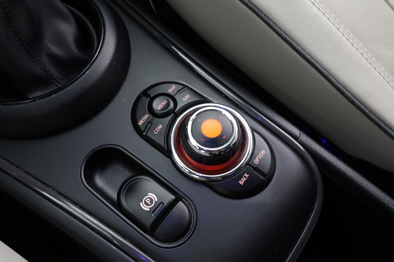 Mini Countryman 2019 Cooper S ALL4 A * Vakkari / P.tutkat / LED / Navi / Sporttipenkit / Vaaleat nahat / Comfort Access * - Kahdet renkaat aluvanteilla / Merkkihuollettu - Osta nyt, maksa vasta ensi vuonna