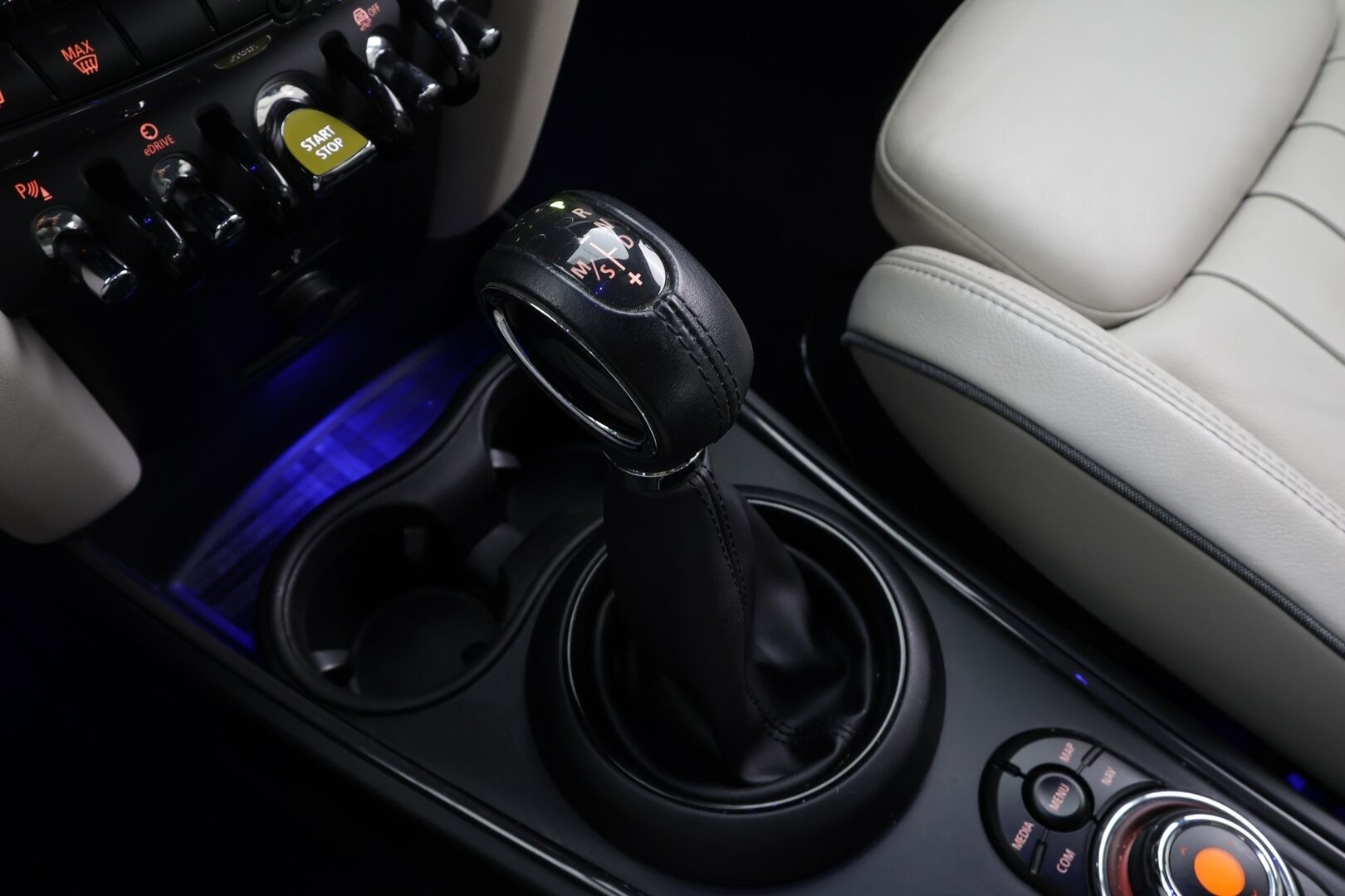 Mini Countryman 2019 Cooper S ALL4 A * Vakkari / P.tutkat / LED / Navi / Sporttipenkit / Vaaleat nahat / Comfort Access * - Kahdet renkaat aluvanteilla / Merkkihuollettu - Osta nyt, maksa vasta ensi vuonna