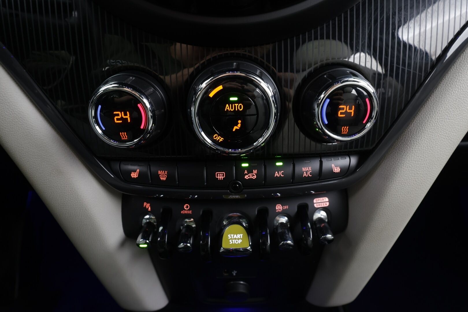 Mini Countryman 2019 Cooper S ALL4 A * Vakkari / P.tutkat / LED / Navi / Sporttipenkit / Vaaleat nahat / Comfort Access * - Kahdet renkaat aluvanteilla / Merkkihuollettu - Osta nyt, maksa vasta ensi vuonna