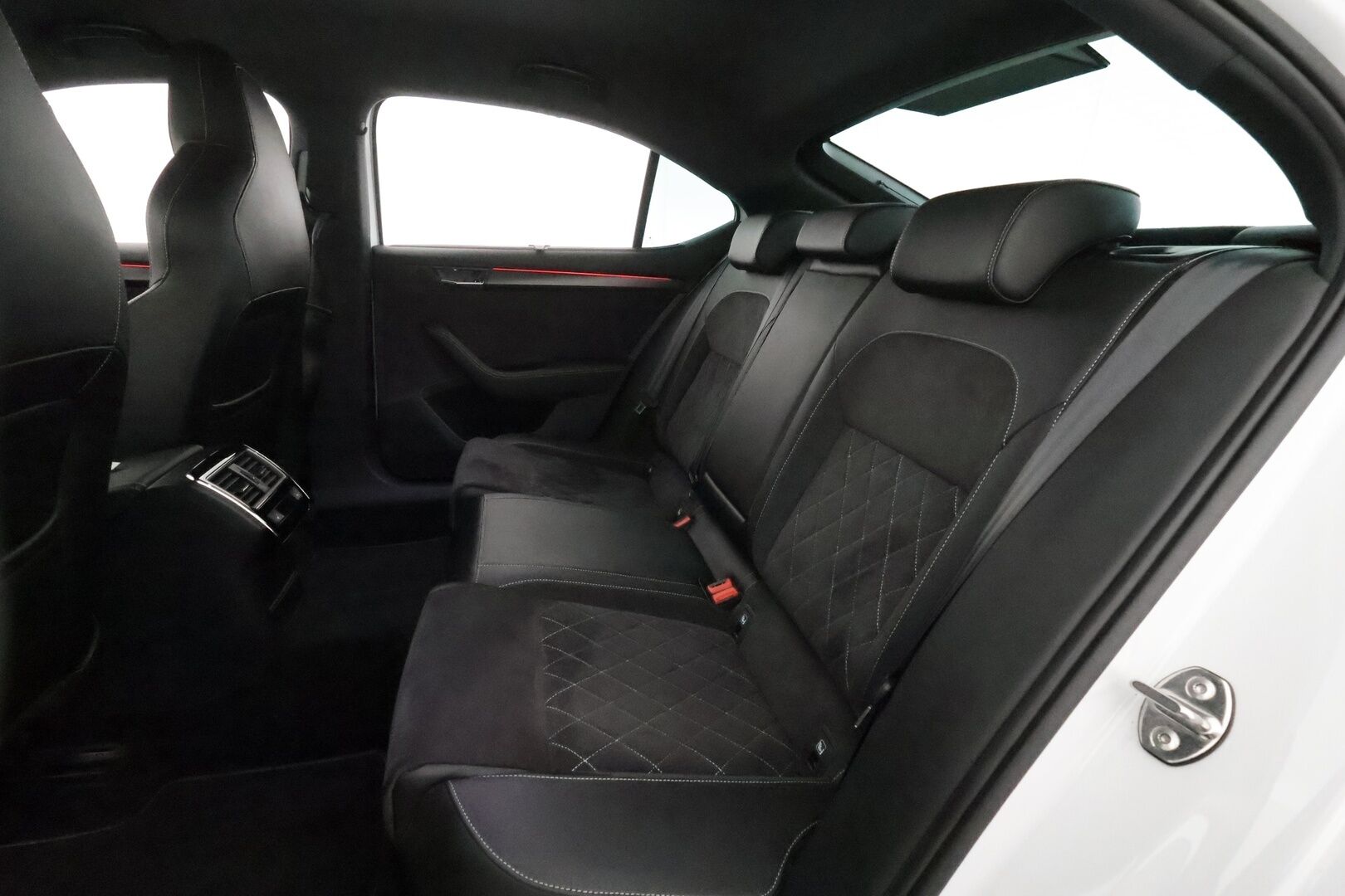 Skoda Superb 2020 1,5 TSI ACT SportLine Edition DSG **Webasto / Koukku / Adapt.Vakkari / Matrix-LED / P.Kamera / Muistipenkki / Canton** - Suomi-auto / Kahdet Renkaat