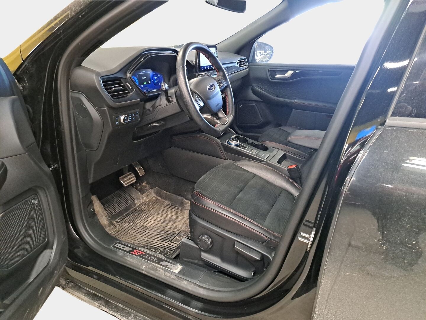 Ford Kuga 2021 2,5 (PHEV) 225hv ST-Line X *Suomiauto / B&O / Vetokoukku / ACC / Kamera / Lämm. Ratti * - 2x renkaat aluvanteilla! / Lämmitettävä tuulilasi / Sähkökontti / 4x penkinlämmittimet