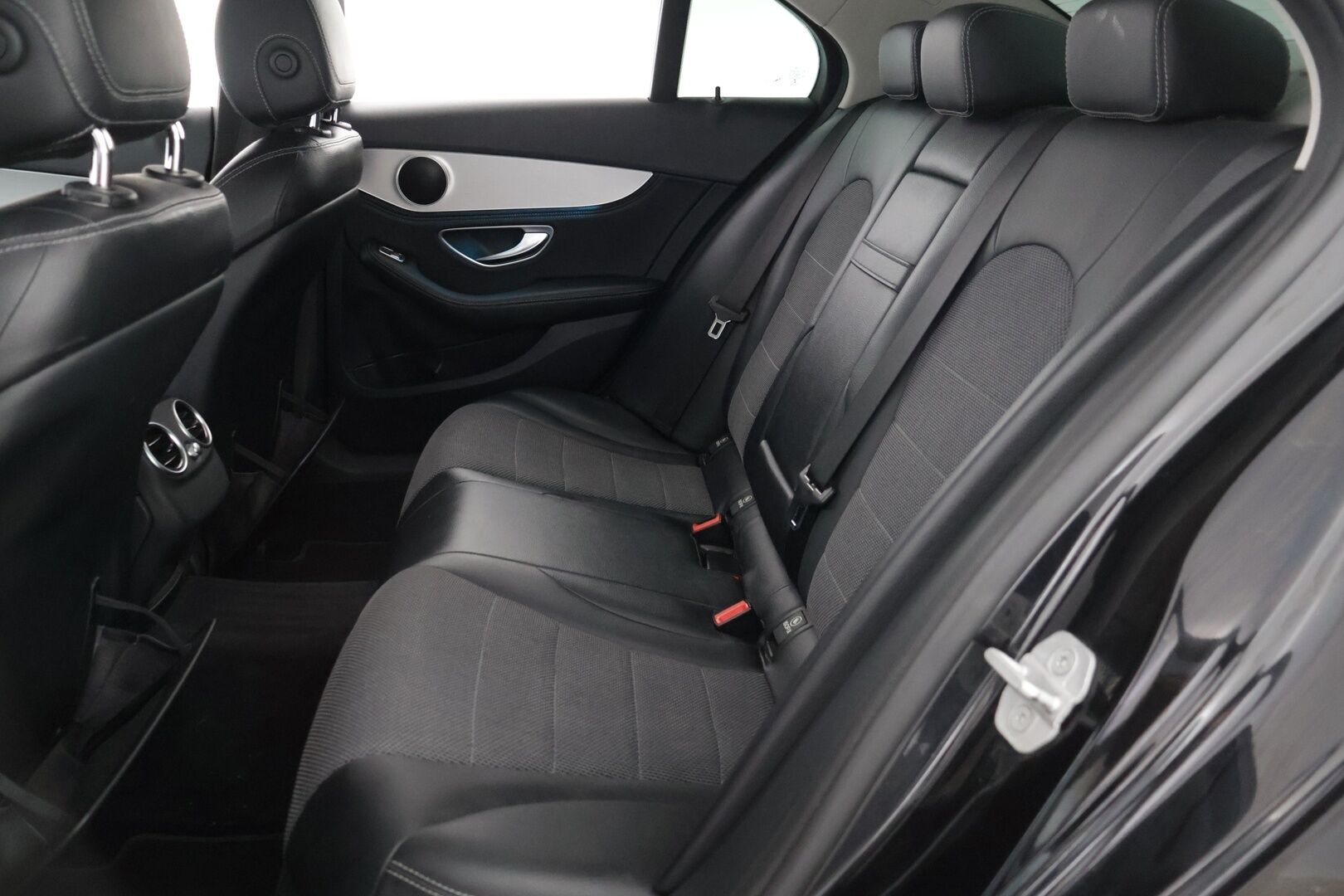 Mercedes-Benz C 2015 220 BlueTec A Premium Business Avantgarde // Distronic / Koukku / LED / IHC+ / Sport-penkit / Lohko // - Kattava sähköinen huoltohistoria / Renkaat kunnossa / Juuri katsastettu*