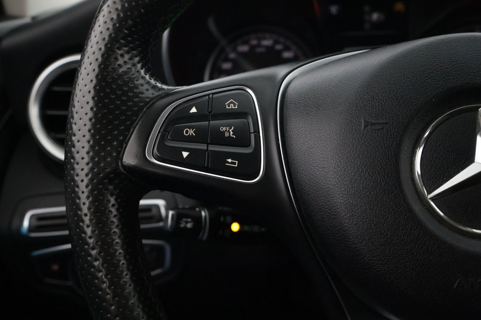 Mercedes-Benz C 2015 220 BlueTec A Premium Business Avantgarde // Distronic / Koukku / LED / IHC+ / Sport-penkit / Lohko // - Kattava sähköinen huoltohistoria / Renkaat kunnossa / Juuri katsastettu*