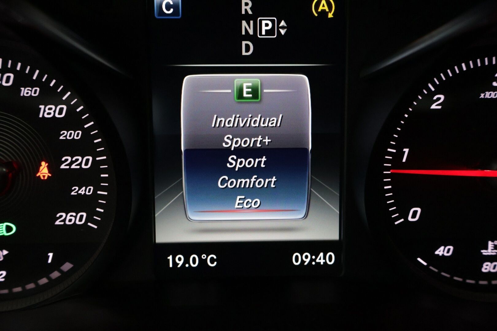 Mercedes-Benz C 2015 220 BlueTec A Premium Business Avantgarde // Distronic / Koukku / LED / IHC+ / Sport-penkit / Lohko // - Kattava sähköinen huoltohistoria / Renkaat kunnossa / Juuri katsastettu*