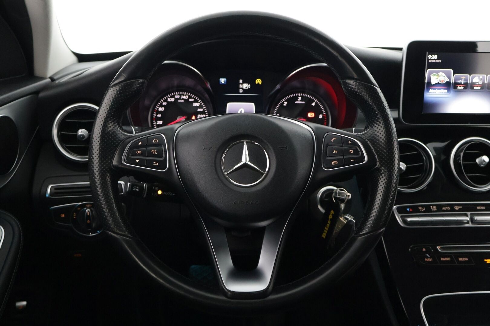 Mercedes-Benz C 2015 220 BlueTec A Premium Business Avantgarde // Distronic / Koukku / LED / IHC+ / Sport-penkit / Lohko // - Kattava sähköinen huoltohistoria / Renkaat kunnossa / Juuri katsastettu*