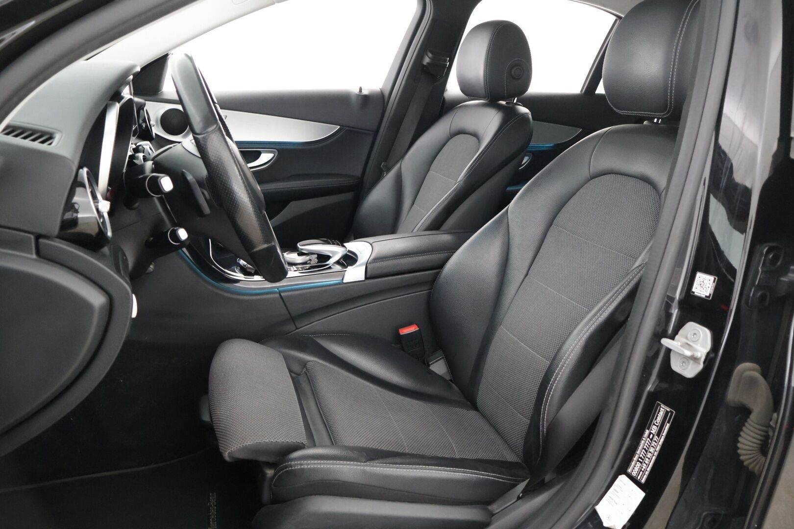 Mercedes-Benz C 2015 220 BlueTec A Premium Business Avantgarde // Distronic / Koukku / LED / IHC+ / Sport-penkit / Lohko // - Kattava sähköinen huoltohistoria / Renkaat kunnossa / Juuri katsastettu*